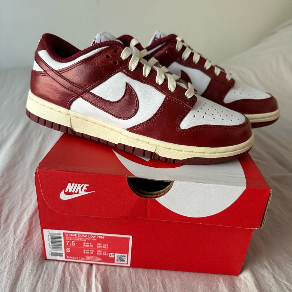NIKE DUNK low Vintage Red